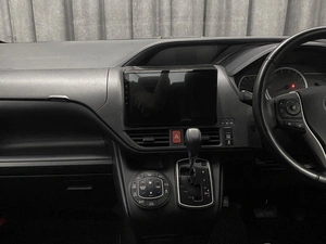 Минивэн Toyota Voxy 2017 года, 2000000 рублей, Красноярск