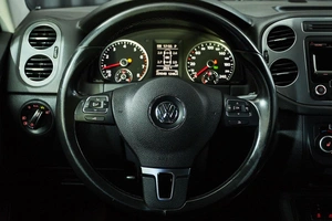 Внедорожник Volkswagen Tiguan 2013 года, 1350000 рублей, Красноярск