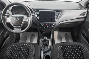 Седан Hyundai Solaris 2017 года, 989000 рублей, Барнаул