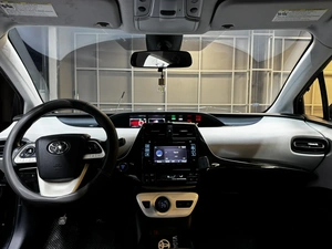 Лифтбек Toyota Prius 2017 года, 1747000 рублей, Красноярск