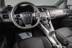 Хетчбэк Toyota Auris 2011 года, 1009000 рублей, Сургут