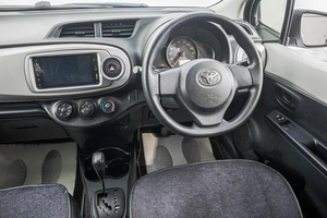 Хетчбэк Toyota Vitz 2013 года, 889000 рублей, Барнаул