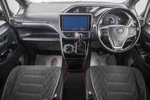 Минивэн Toyota Voxy 2018 года, 2649000 рублей, Барнаул