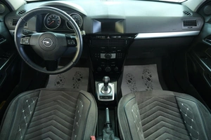 Хетчбэк Opel Astra GTC 2010 года, 519000 рублей, Омск