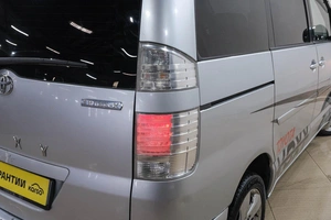 Минивэн Toyota Voxy 2006 года, 889000 рублей, Новокузнецк