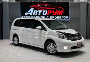 Минивэн Toyota Isis 2014 года, 1290000 рублей, Красноярск