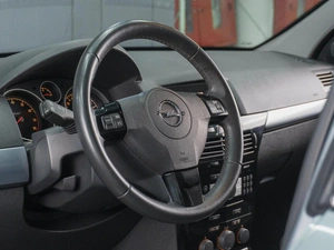 Седан Opel Astra 2013 года, 669000 рублей, Сургут