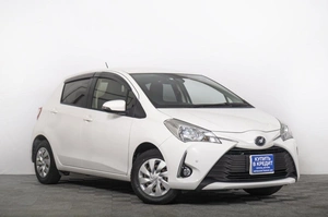 Хетчбэк Toyota Vitz 2017 года, 1049000 рублей, Томск