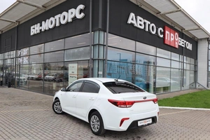 Седан Kia Rio 2019 года, 1550000 рублей, Мирное