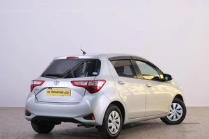 Хетчбэк Toyota Vitz 2019 года, 1249000 рублей, Омск