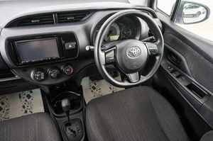 Хетчбэк Toyota Vitz 2017 года, 889000 рублей, Красноярск