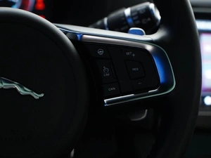 Внедорожник Jaguar F-Pace 2016 года, 3359077 рублей, Москва