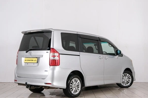Минивэн Toyota Noah 2010 года, 1399000 рублей, Красноярск
