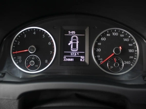 Внедорожник Volkswagen Tiguan 2013 года, 880000 рублей, Омск