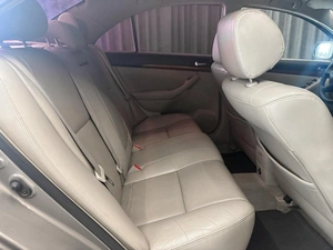 Седан Toyota Avensis 2006 года, 749000 рублей, Красноярск