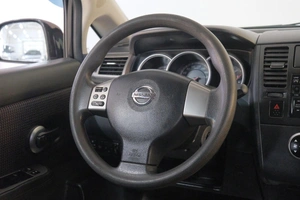 Хетчбэк Nissan Tiida 2010 года, 879000 рублей, Омск