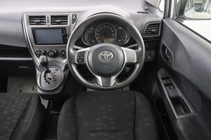 Хетчбэк Toyota Ractis 2011 года, 729000 рублей, Красноярск