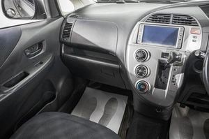 Хетчбэк Toyota Ractis 2006 года, 709000 рублей, Барнаул