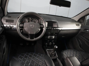 Седан Opel Astra 2011 года, 460000 рублей, Омск