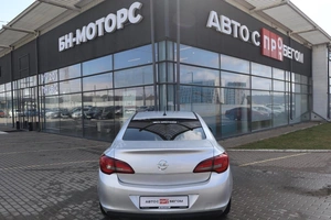 Седан Opel Astra 2013 года, 900000 рублей, Мирное