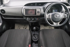 Хетчбэк Toyota Vitz 2016 года, 919000 рублей, Красноярск