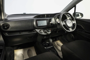 Хетчбэк Toyota Vitz 2018 года, 1199000 рублей, Новосибирск