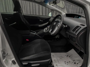 Лифтбек Toyota Prius 2013 года, 950000 рублей, Красноярск