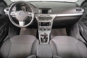 Хетчбэк Opel Astra GTC 2010 года, 559000 рублей, Томск