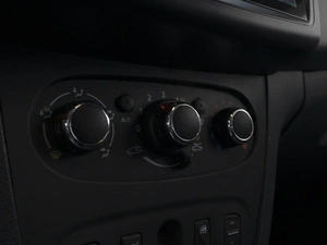 Седан Renault Logan 2019 года, 930000 рублей, Омск