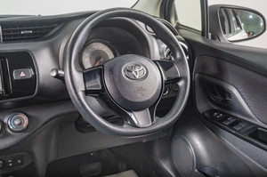 Хетчбэк Toyota Vitz 2018 года, 1019000 рублей, Томск