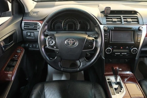 Седан Toyota Camry 2013 года, 1599000 рублей, Омск