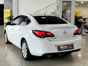 Седан Opel Astra 2013 года, 787000 рублей, Солонцы