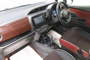 Хетчбэк Toyota Vitz 2017 года, 1199000 рублей, Новосибирск