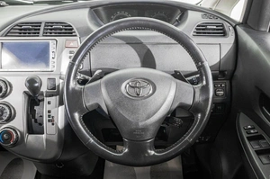 Хетчбэк Toyota Ractis 2006 года, 709000 рублей, Барнаул
