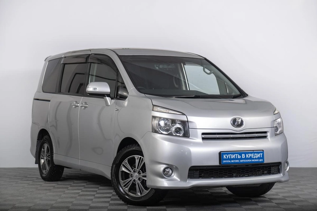 Минивэн Toyota Voxy 2008 года, 1329000 рублей, Томск