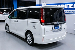 Минивэн Toyota Esquire 2016 года, 2033000 рублей, Солонцы