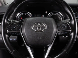 Седан Toyota Camry 2018 года, 2450000 рублей, Тюмень