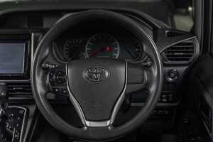 Минивэн Toyota Voxy 2015 года, 1699000 рублей, Томск