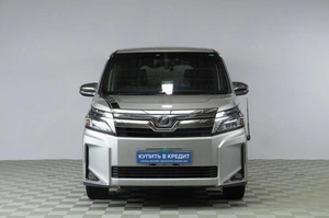 Минивэн Toyota Voxy 2018 года, 2229000 рублей, Челябинск