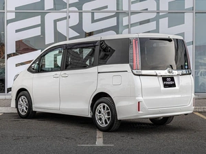 Минивэн Toyota Noah 2019 года, 2300000 рублей, Краснодар