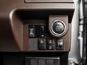 Минивэн Toyota Roomy 2017 года, 930000 рублей, Красноярск