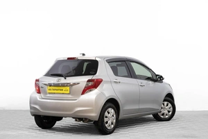 Хетчбэк Toyota Vitz 2015 года, 1019000 рублей, Барнаул