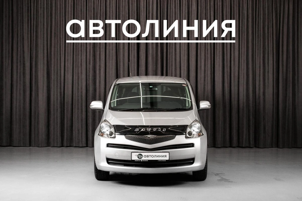 Хетчбэк Toyota Ractis 2010 года, 715000 рублей, Красноярск