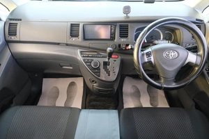 Минивэн Toyota Isis 2010 года, 1229000 рублей, Омск