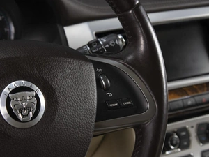 Седан Jaguar XF 2013 года, 1790000 рублей, Омск