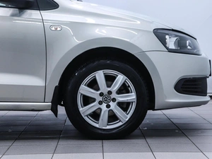 Седан Volkswagen Polo 2014 года, 880000 рублей, Красноярск