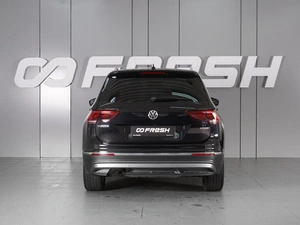 Внедорожник Volkswagen Tiguan 2018 года, 2876000 рублей, Красный Пахарь