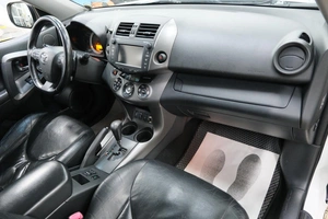 Внедорожник Toyota RAV4 2011 года, 1649000 рублей, Омск