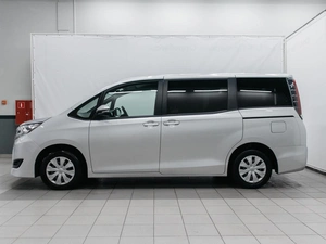 Минивэн Toyota Noah 2018 года, 2490000 рублей, Красноярск