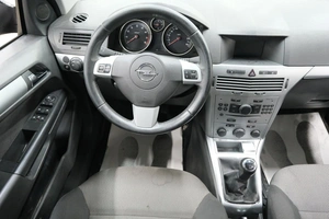 Хетчбэк Opel Astra 2014 года, 649000 рублей, Омск